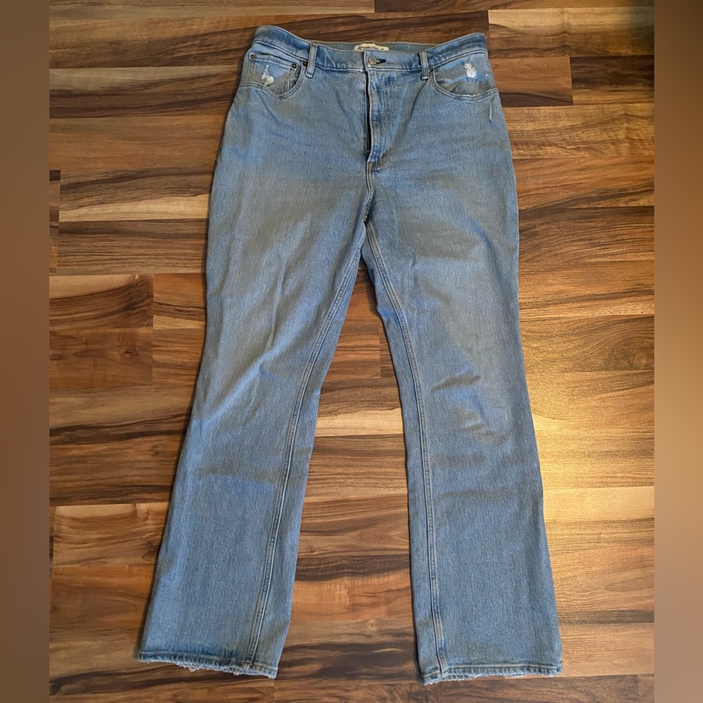 Abercrombie & Fitch Ultra High Rise Vintage Flare Jean Size 31